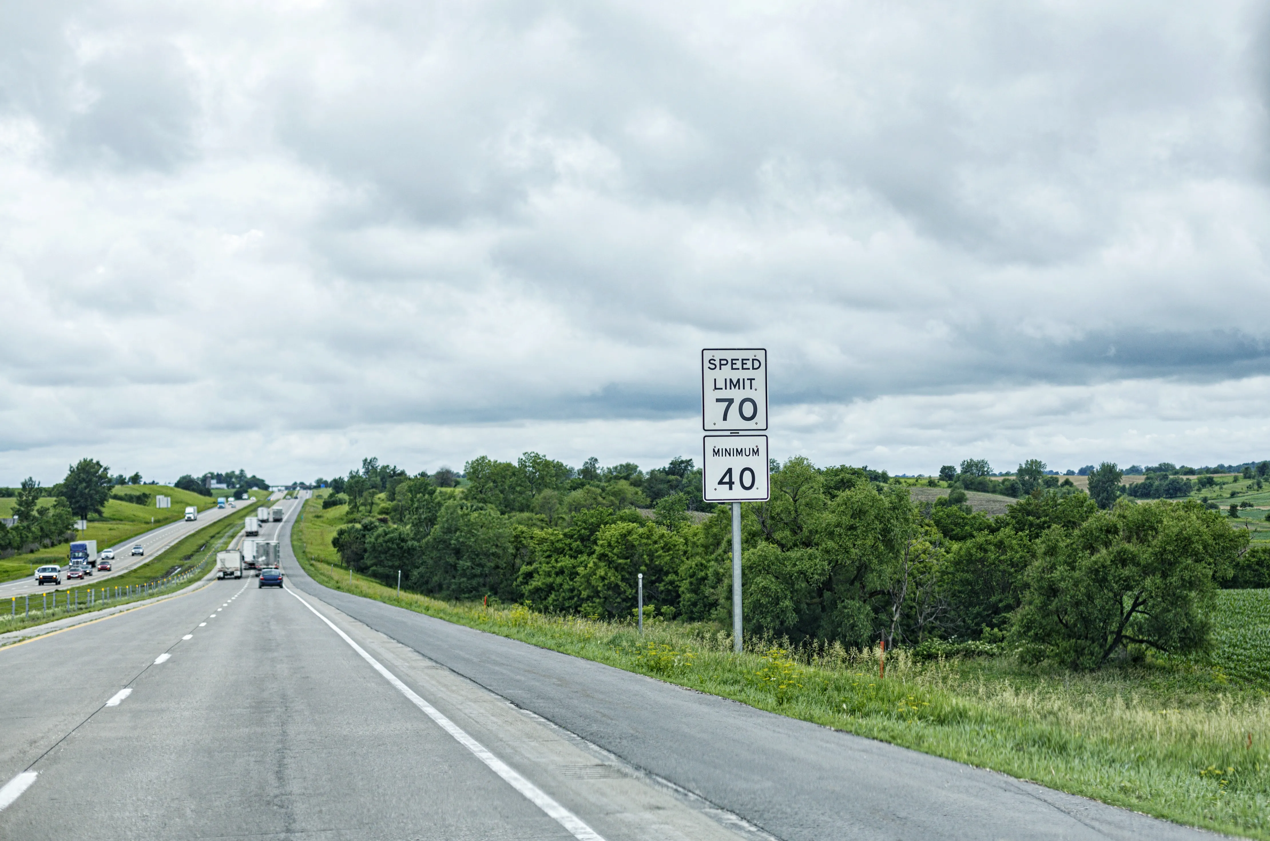 minimum speed sign on highway